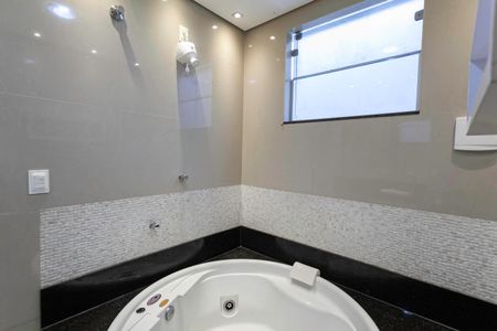 Casa à venda com 420m², 3 quartos e 6 vagasBanheiro da suíte 2