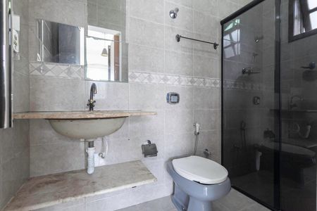 Casa à venda com 420m², 3 quartos e 6 vagasBanheiro da suíte 1