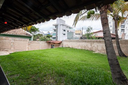 Casa à venda com 420m², 3 quartos e 6 vagasQuintal