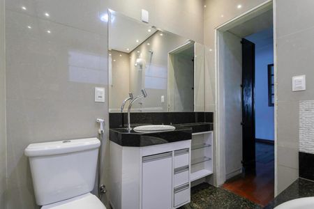 Casa à venda com 420m², 3 quartos e 6 vagasBanheiro da suíte 2