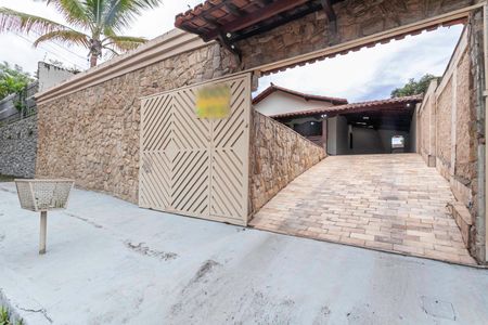 Casa à venda com 420m², 3 quartos e 6 vagasFachada