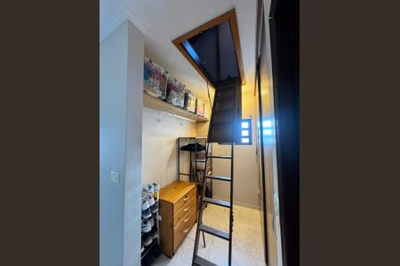 Casa à venda com 292m², 5 quartos e 4 vagas Casa à venda com 292m², 5 quartos e 4 vagasCloset da Suíte