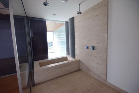 Apartamento à venda com 169m², 1 quarto e 2 vagas Apartamento à venda com 169m², 1 quarto e 2 vagasBanheiro da Suíte