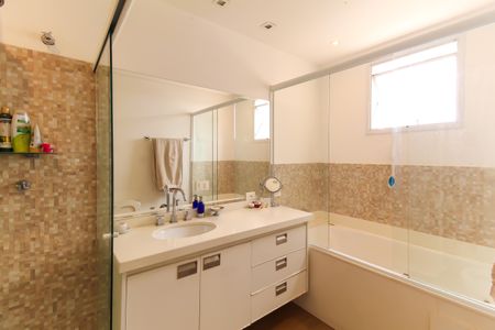 Apartamento para alugar com 228m², 3 quartos e 4 vagas Apartamento para alugar com 228m², 3 quartos e 4 vagasBanheiro da Suíte 1