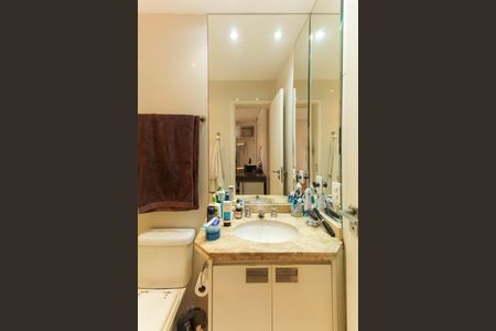 Apartamento para alugar com 228m², 3 quartos e 4 vagas Apartamento para alugar com 228m², 3 quartos e 4 vagasBanheiro da Suíte 1