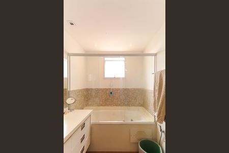 Apartamento para alugar com 228m², 3 quartos e 4 vagas Apartamento para alugar com 228m², 3 quartos e 4 vagasBanheiro da Suíte 1