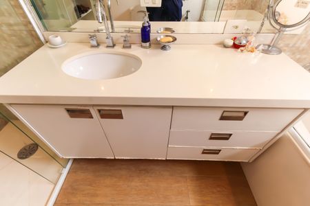 Apartamento para alugar com 228m², 3 quartos e 4 vagas Apartamento para alugar com 228m², 3 quartos e 4 vagasBanheiro da Suíte 1