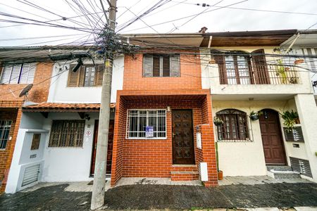 Casa à venda com 50m², 2 quartos e 1 vaga Casa à venda com 50m², 2 quartos e 1 vagaFachada