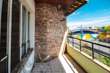 Casa para alugar com 4 quartos, 323m² em Heliópolis, Belo Horizonte