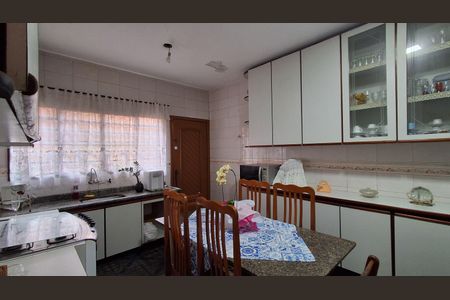 Casa à venda com 232m², 4 quartos e 2 vagasCozinha 