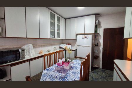 Casa à venda com 232m², 4 quartos e 2 vagasCozinha 