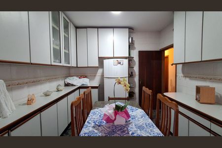 Casa à venda com 232m², 4 quartos e 2 vagasCozinha 