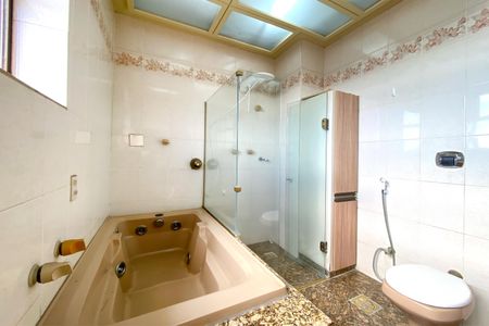 Apartamento à venda com 406m², 4 quartos e 3 vagasBanheiro da Suíte 1