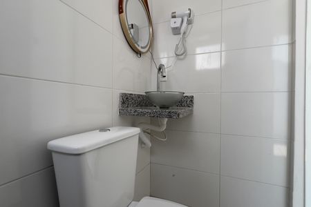 Banheiro de kitnet/studio para alugar com 1 quarto, 18m² em Vila Santa Maria, Guarulhos