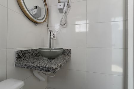 Banheiro de kitnet/studio para alugar com 1 quarto, 18m² em Vila Santa Maria, Guarulhos