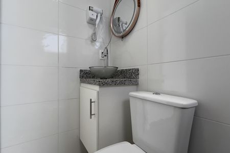 Banheiro de kitnet/studio para alugar com 1 quarto, 20m² em Vila Santa Maria, Guarulhos