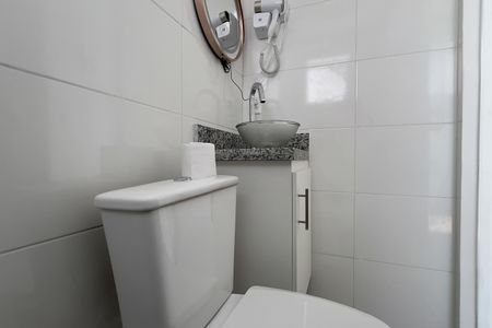 Banheiro de kitnet/studio para alugar com 1 quarto, 18m² em Vila Santa Maria, Guarulhos