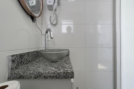 Banheiro de kitnet/studio para alugar com 1 quarto, 18m² em Vila Santa Maria, Guarulhos