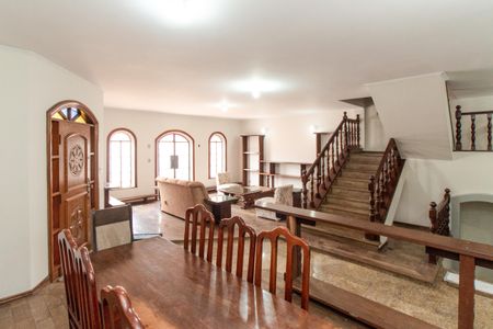 Casa à venda com 365m², 4 quartos e 5 vagas Casa à venda com 365m², 4 quartos e 5 vagasSala