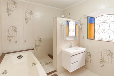 Casa à venda com 365m², 4 quartos e 5 vagas Casa à venda com 365m², 4 quartos e 5 vagasBanheiro da Suíte