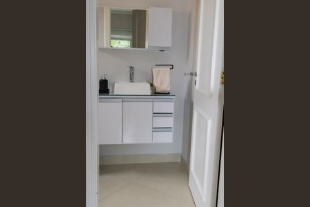 Casa de condomínio para alugar com 380m², 4 quartos e 4 vagasBanheiro Escritório