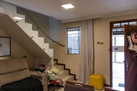 Casa à venda com 100m², 2 quartos e 2 vagasSala