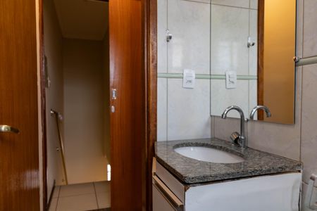 Casa à venda com 100m², 2 quartos e 2 vagasBanheiro da suíte 2