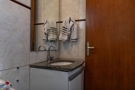 Casa à venda com 100m², 2 quartos e 2 vagasBanheiro da Suíte 1