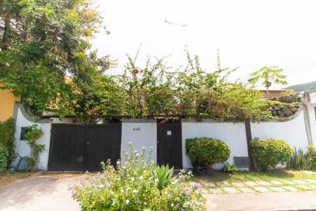 Casa à venda com 219m², 4 quartos e 3 vagas Casa à venda com 219m², 4 quartos e 3 vagasFachada