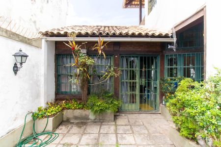 Casa à venda com 219m², 4 quartos e 3 vagas Casa à venda com 219m², 4 quartos e 3 vagasÁrea externa