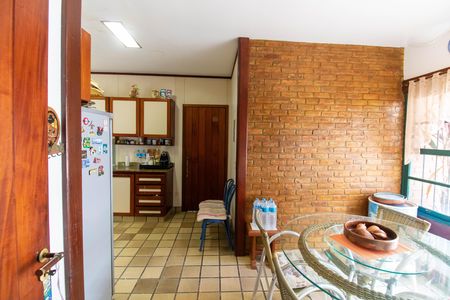 Casa à venda com 219m², 4 quartos e 3 vagas Casa à venda com 219m², 4 quartos e 3 vagasCozinha