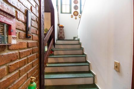 Casa à venda com 219m², 4 quartos e 3 vagas Casa à venda com 219m², 4 quartos e 3 vagasEscada