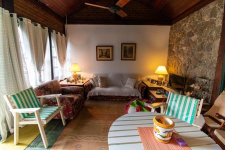 Casa à venda com 219m², 4 quartos e 3 vagas Casa à venda com 219m², 4 quartos e 3 vagasSala