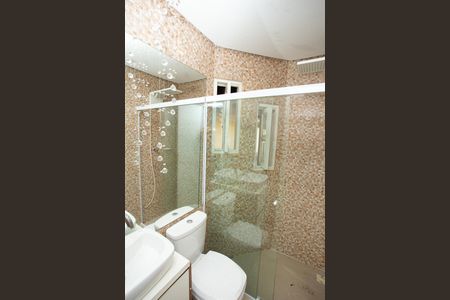 Casa à venda com 230m², 2 quartos e 3 vagasBanheiro da peça dos fundos