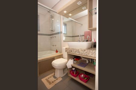 Casa à venda com 230m², 2 quartos e 3 vagasBanheiro segundo piso - torneira e armário