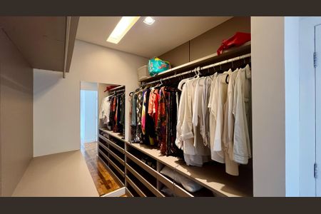 Apartamento à venda com 125m², 3 quartos e 1 vaga Apartamento à venda com 125m², 3 quartos e 1 vagaCloset da suíte 2