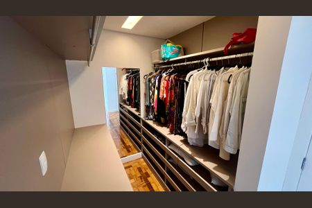 Apartamento à venda com 125m², 3 quartos e 1 vaga Apartamento à venda com 125m², 3 quartos e 1 vagaCloset da suíte 2