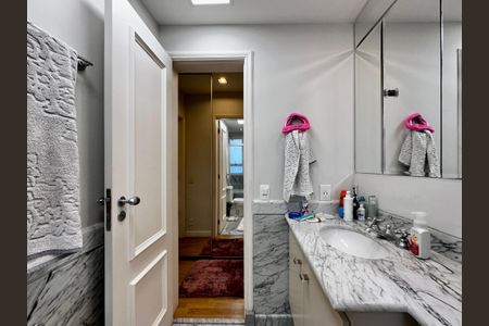 Apartamento à venda com 250m², 3 quartos e 5 vagasBanheiro 2 Suíte 3