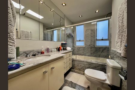 Apartamento à venda com 250m², 3 quartos e 5 vagasBanheiro 2 Suíte 3