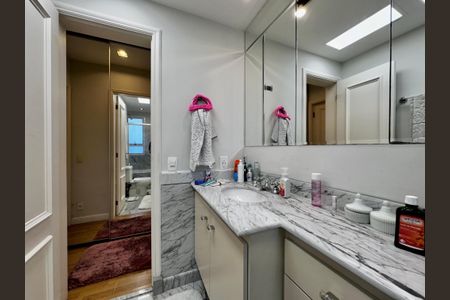 Apartamento à venda com 250m², 3 quartos e 5 vagasBanheiro 2 Suíte 3