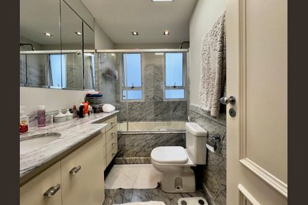 Apartamento à venda com 250m², 3 quartos e 5 vagasBanheiro 2 Suíte 3