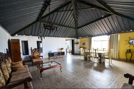 Casa à venda com 300m², 3 quartos e 2 vagasSala