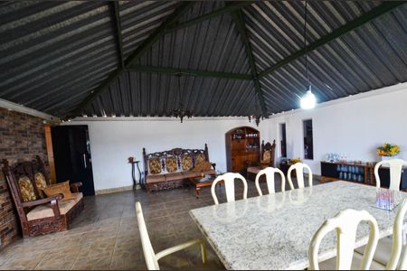 Casa à venda com 300m², 3 quartos e 2 vagasSala