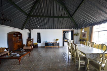 Casa à venda com 300m², 3 quartos e 2 vagasSala