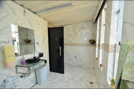 Casa à venda com 300m², 3 quartos e 2 vagasBanheiro