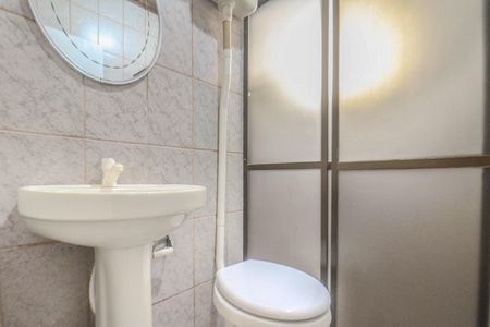 Casa à venda com 64m², 2 quartos e 3 vagas Casa à venda com 64m², 2 quartos e 3 vagasBanheiro