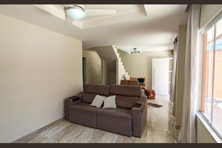 Casa à venda com 100m², 3 quartos e 3 vagassala