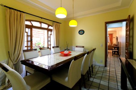 Casa à venda com 180m², 3 quartos e 2 vagas Casa à venda com 180m², 3 quartos e 2 vagasSala de Jantar