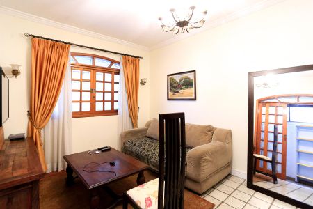 Casa à venda com 180m², 3 quartos e 2 vagas Casa à venda com 180m², 3 quartos e 2 vagasSala