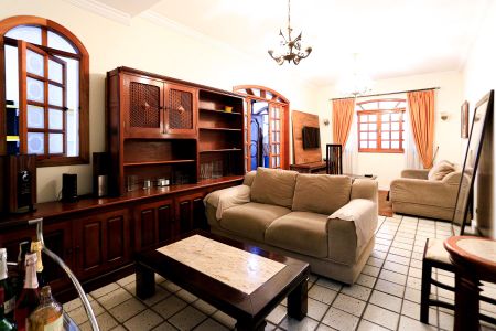 Casa à venda com 180m², 3 quartos e 2 vagas Casa à venda com 180m², 3 quartos e 2 vagasSala